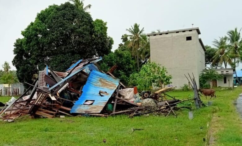 Puting Beliun Porak Porandakan Belasan Rumah Warga Di Desa Mallari