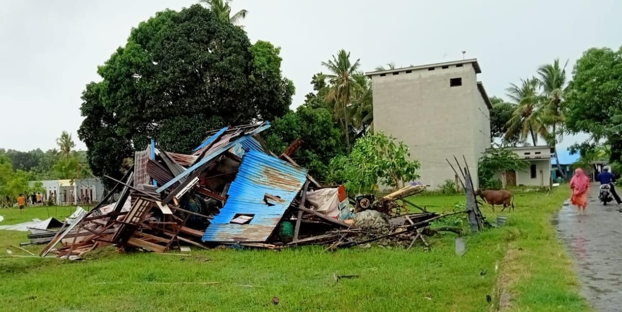 Puting Beliun Porak Porandakan Belasan Rumah Warga Di Desa Mallari