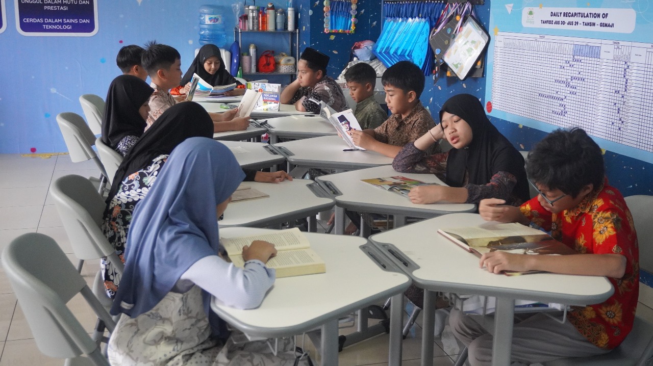 SD Islam Athirah Kajaolalido Rayakan Hari Pahlawan Lewat Kegiatan DEAR (Drop Everything And Read)