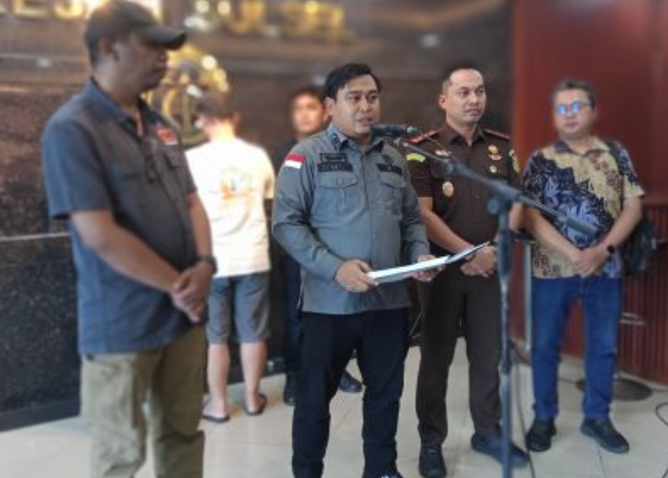 Tim Tabur Kejati Sulsel Tangkap Tony Gosal Buronan Kejari Jayapura Kasus Pemalsuan Surat