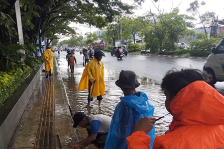 Hujan Deras Mengguyur Kota Makassar, Dinas PU Kerahkan 40 Satgas Tangani Genangan di Titik Kritis