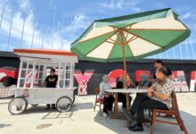 Kuliner Ikonik Makassar Diperkuat, Pemkot Percantik Gerobak Pisang Epe di Losari untuk 80 UMKM