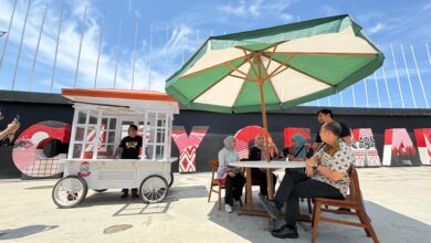 Kuliner Ikonik Makassar Diperkuat, Pemkot Percantik Gerobak Pisang Epe di Losari untuk 80 UMKM