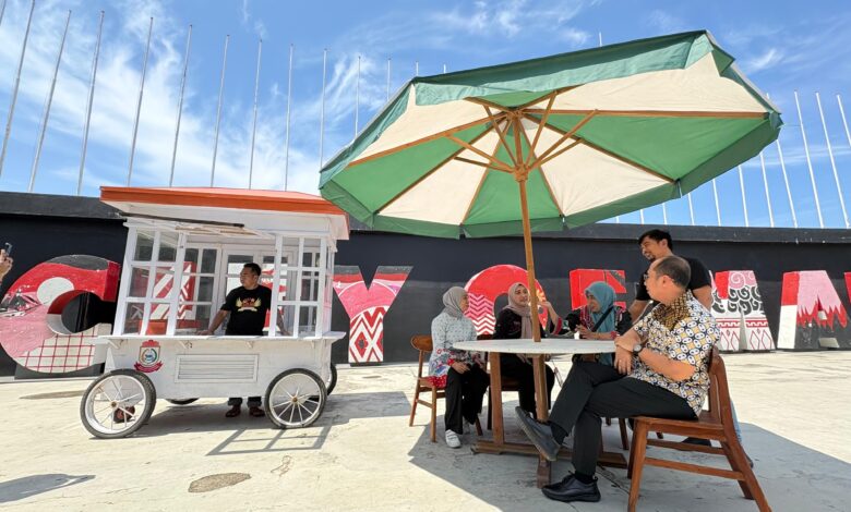 Kuliner Ikonik Makassar Diperkuat, Pemkot Percantik Gerobak Pisang Epe di Losari untuk 80 UMKM