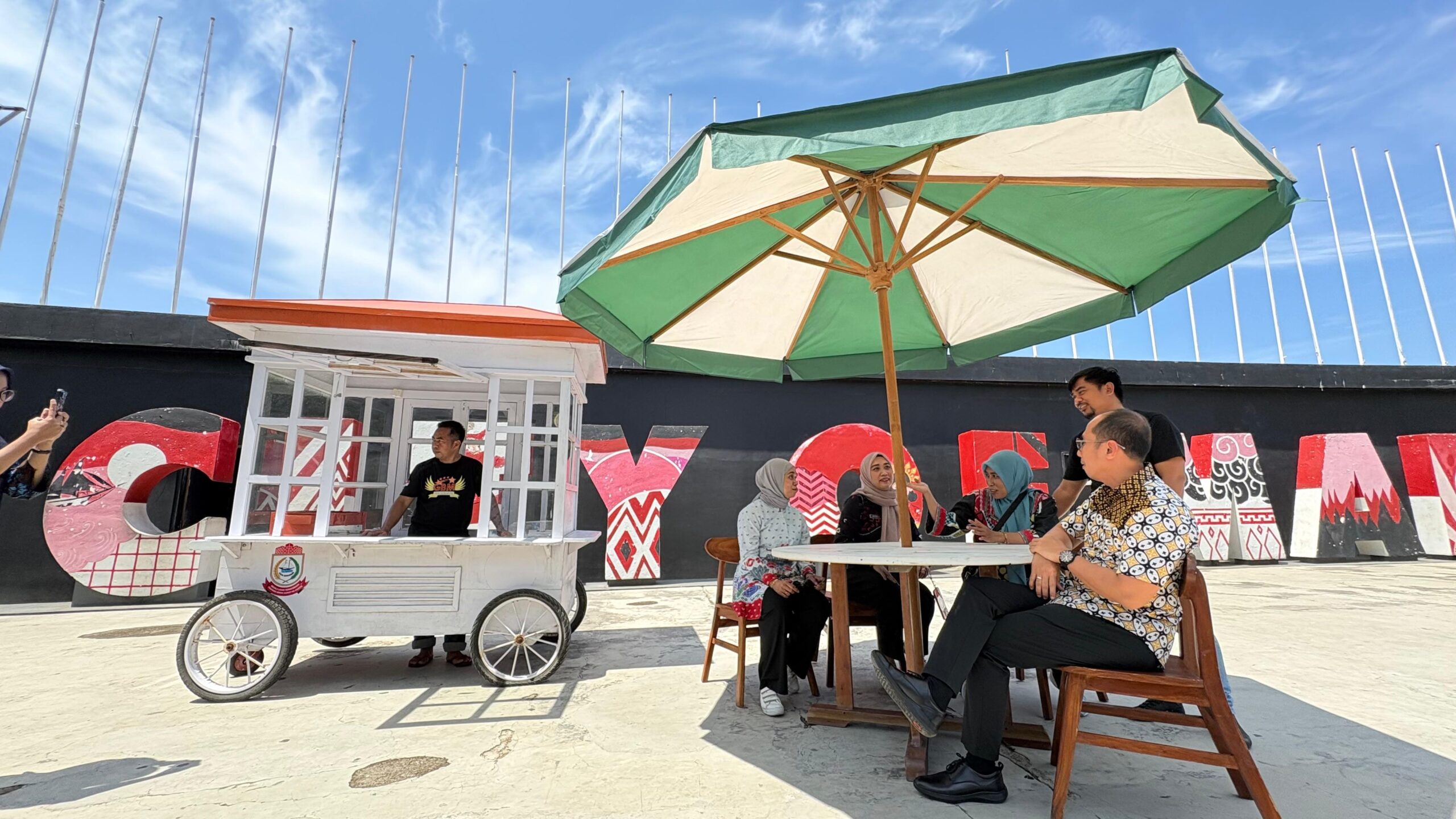 Kuliner Ikonik Makassar Diperkuat, Pemkot Percantik Gerobak Pisang Epe di Losari untuk 80 UMKM