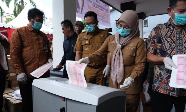Pemkab bersama Kejari Gowa Musnahkan Uang Rupiah Palsu