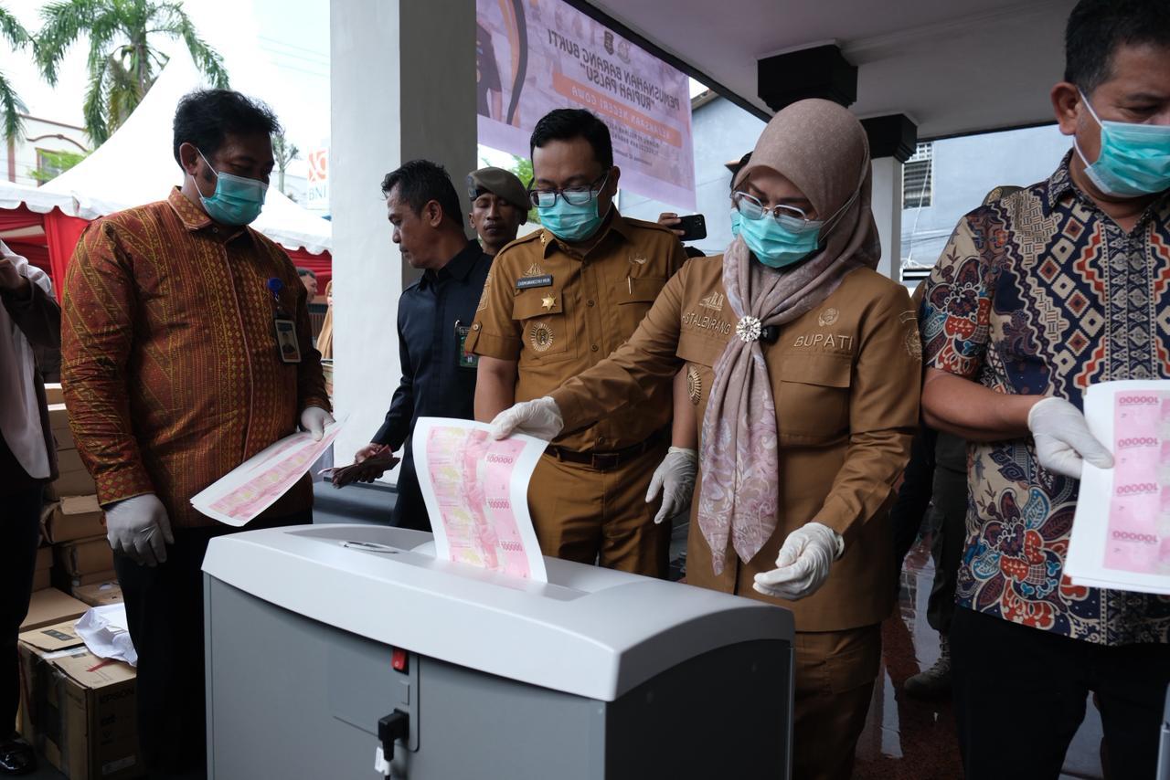 Pemkab bersama Kejari Gowa Musnahkan Uang Rupiah Palsu