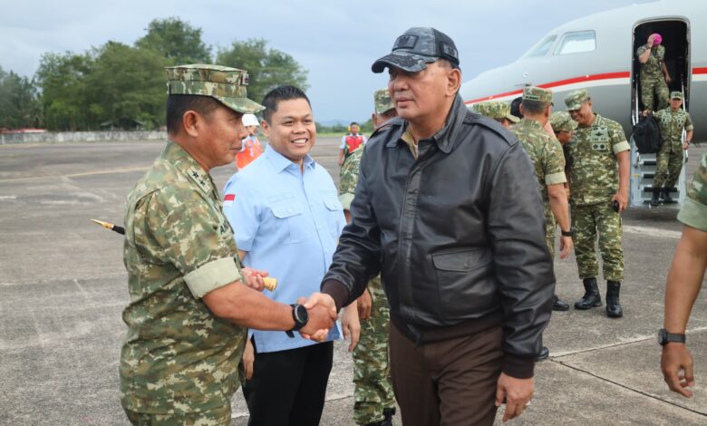 Dankodaeral VI Sambut Kedatangan Menhan RI di Lanud Sultan Hasanuddin Makassar
