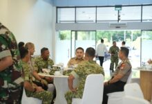 Wali Kota Makassar Jemput Langsung Menhan Sjafrie Sjamsoeddin di Lanud Sultan Hasanuddin