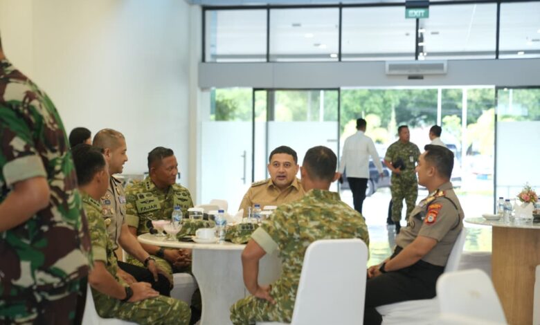 Wali Kota Makassar Jemput Langsung Menhan Sjafrie Sjamsoeddin di Lanud Sultan Hasanuddin