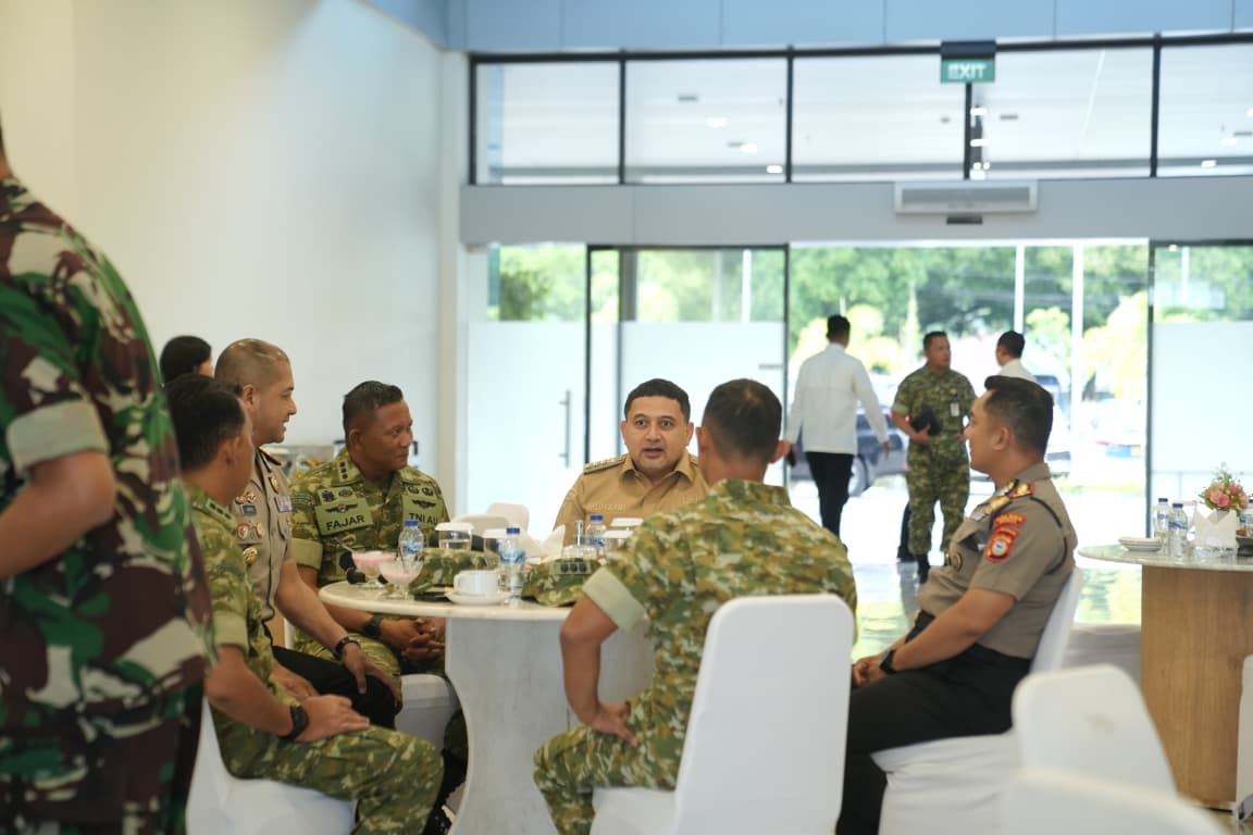 Wali Kota Makassar Jemput Langsung Menhan Sjafrie Sjamsoeddin di Lanud Sultan Hasanuddin