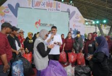 Jalan Santai Sambil Pungut Sampah, Cara Munafri Edukasi Masyarakat Jaga Kebersihan Kota