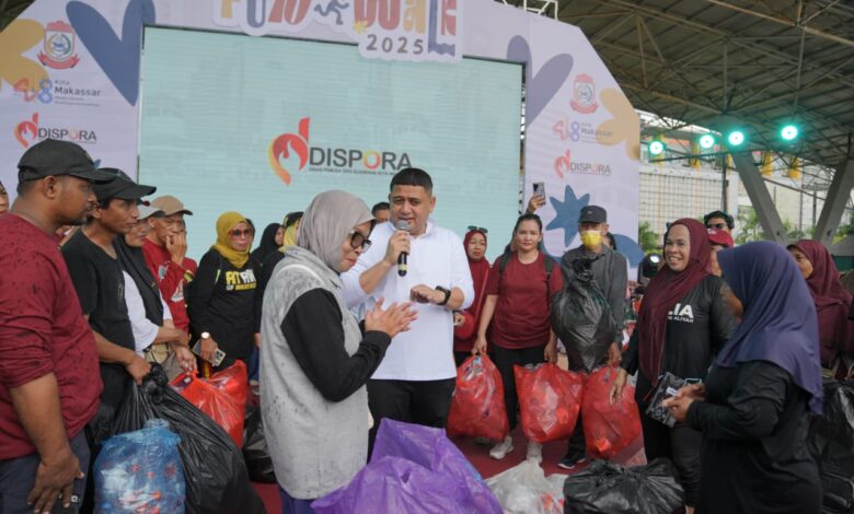 Jalan Santai Sambil Pungut Sampah, Cara Munafri Edukasi Masyarakat Jaga Kebersihan Kota