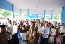 Bupati Gowa Serahkan 720 Sertipikat Redistribusi Tanah di Kecamatan Biringbulu