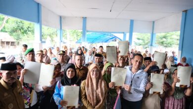 Bupati Gowa Serahkan 720 Sertipikat Redistribusi Tanah di Kecamatan Biringbulu