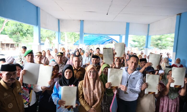 Bupati Gowa Serahkan 720 Sertipikat Redistribusi Tanah di Kecamatan Biringbulu