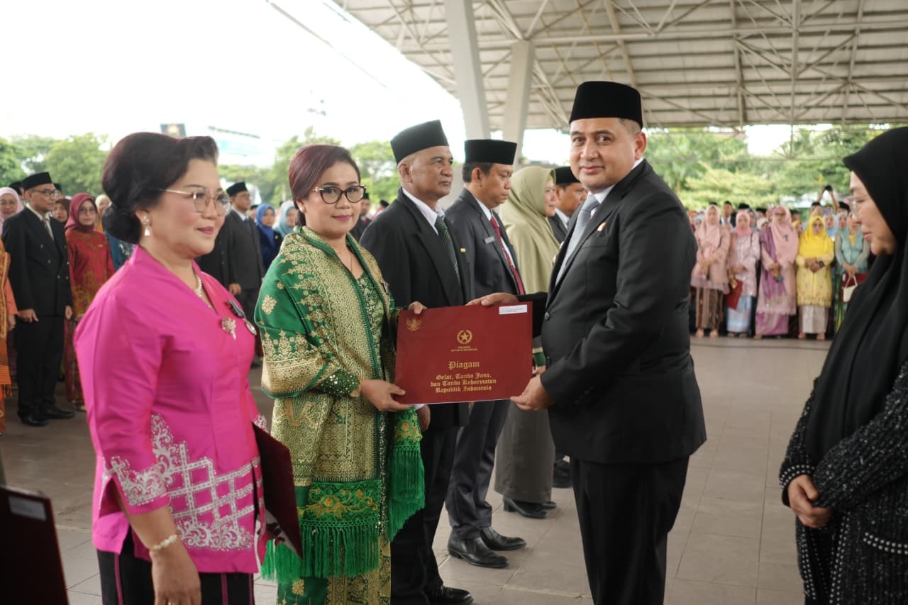 Wali Kota Makassar Anugerahkan Satyalancana Karya Satya kepada 830 ASN