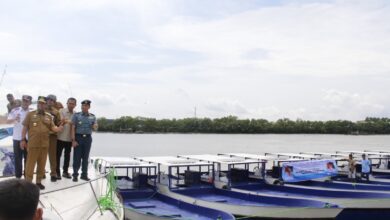 TNI AL Kawal Laut Sulawesi, Kodaeral VI Hadiri Penyerahan 20 Kapal Perikanan untuk Perkuat Ketahanan Pangan di Wilayah Maritim Sulsel