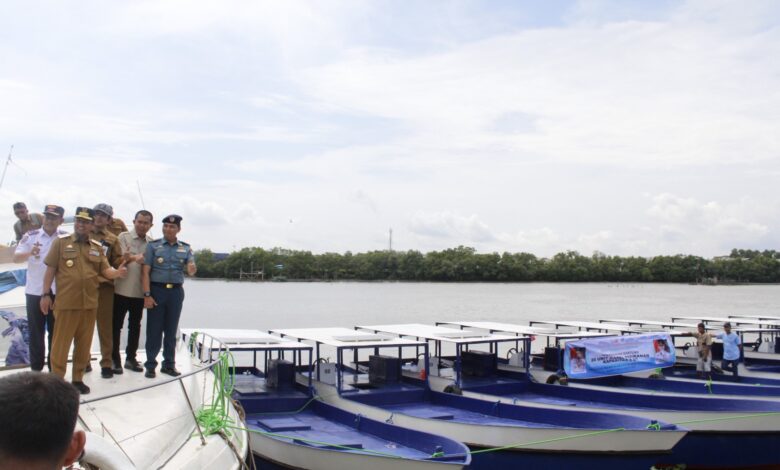 TNI AL Kawal Laut Sulawesi, Kodaeral VI Hadiri Penyerahan 20 Kapal Perikanan untuk Perkuat Ketahanan Pangan di Wilayah Maritim Sulsel