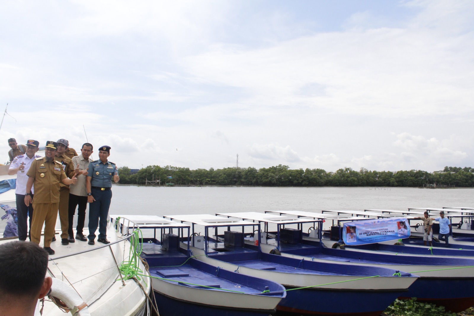 TNI AL Kawal Laut Sulawesi, Kodaeral VI Hadiri Penyerahan 20 Kapal Perikanan untuk Perkuat Ketahanan Pangan di Wilayah Maritim Sulsel