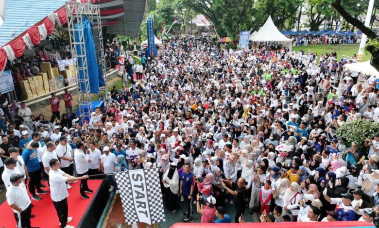 Gubernur Sulsel Lepas Ribuan Peserta Jalan Sehat Anti Mager di Pangkep