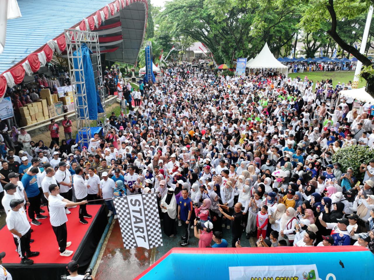 Gubernur Sulsel Lepas Ribuan Peserta Jalan Sehat Anti Mager di Pangkep