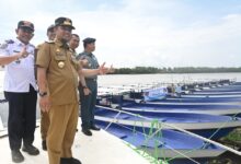 Tingkatkan Produktivitas Perikanan, Gubernur Sulsel Serahkan 20 Unit Kapal 5 GT untuk Nelayan