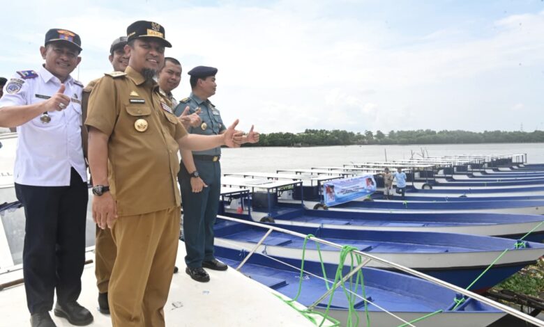 Tingkatkan Produktivitas Perikanan, Gubernur Sulsel Serahkan 20 Unit Kapal 5 GT untuk Nelayan