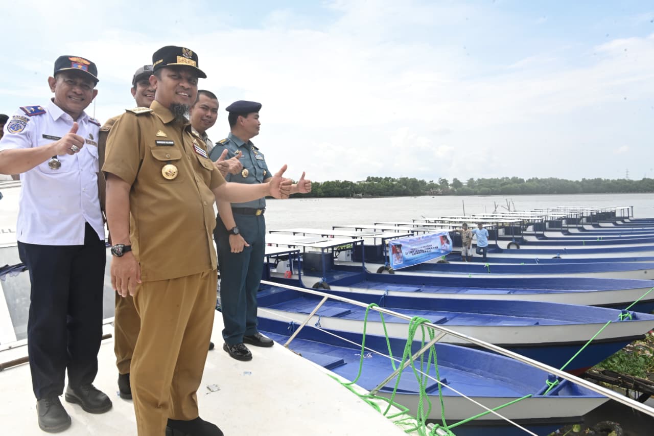 Tingkatkan Produktivitas Perikanan, Gubernur Sulsel Serahkan 20 Unit Kapal 5 GT untuk Nelayan