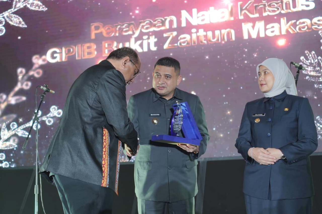 Munafri–Aliyah Hadiri Perayaan Natal GPIB Bukit Zaitun, Teguhkan Makassar Kota Harmonis