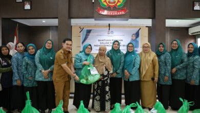 Peringati Hari Ibu, TP PKK Kota Makassar Salurkan Paket Bantuan Pangan