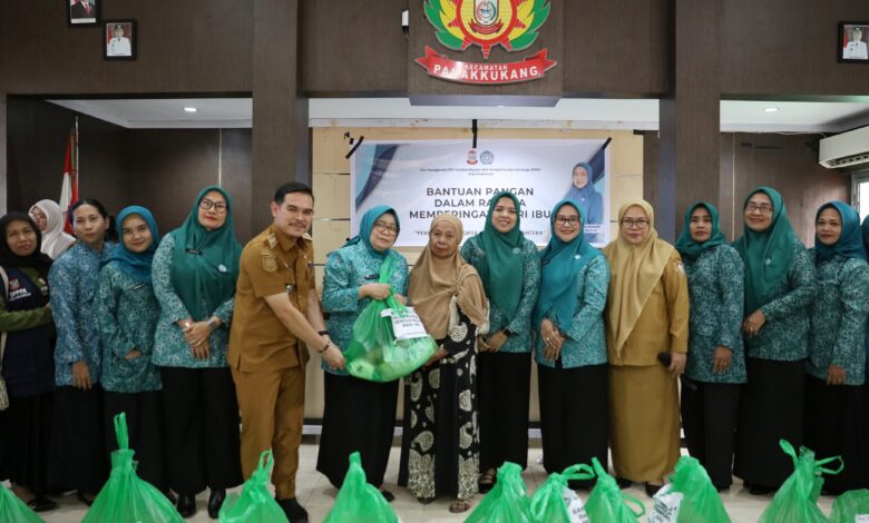 Peringati Hari Ibu, TP PKK Kota Makassar Salurkan Paket Bantuan Pangan