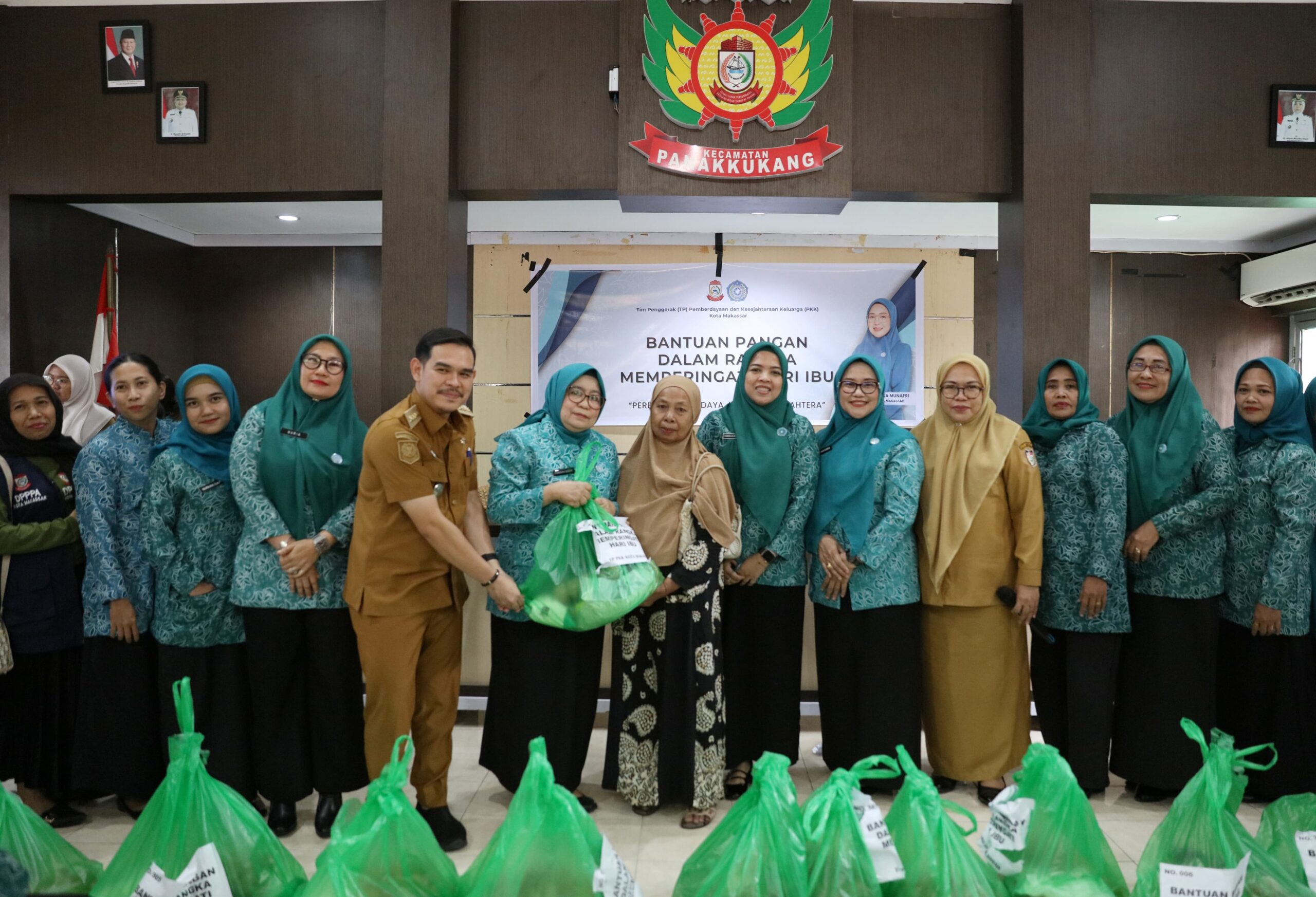 Peringati Hari Ibu, TP PKK Kota Makassar Salurkan Paket Bantuan Pangan
