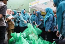 TP PKK dan Dekranasda Makassar Salurkan Bantuan Pangan kepada 830 Perempuan Pra Sejahtera di 15 Kecamatan