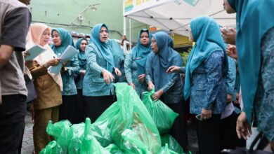 TP PKK dan Dekranasda Makassar Salurkan Bantuan Pangan kepada 830 Perempuan Pra Sejahtera di 15 Kecamatan