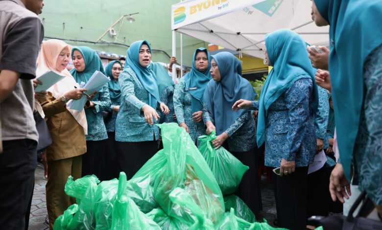 TP PKK dan Dekranasda Makassar Salurkan Bantuan Pangan kepada 830 Perempuan Pra Sejahtera di 15 Kecamatan