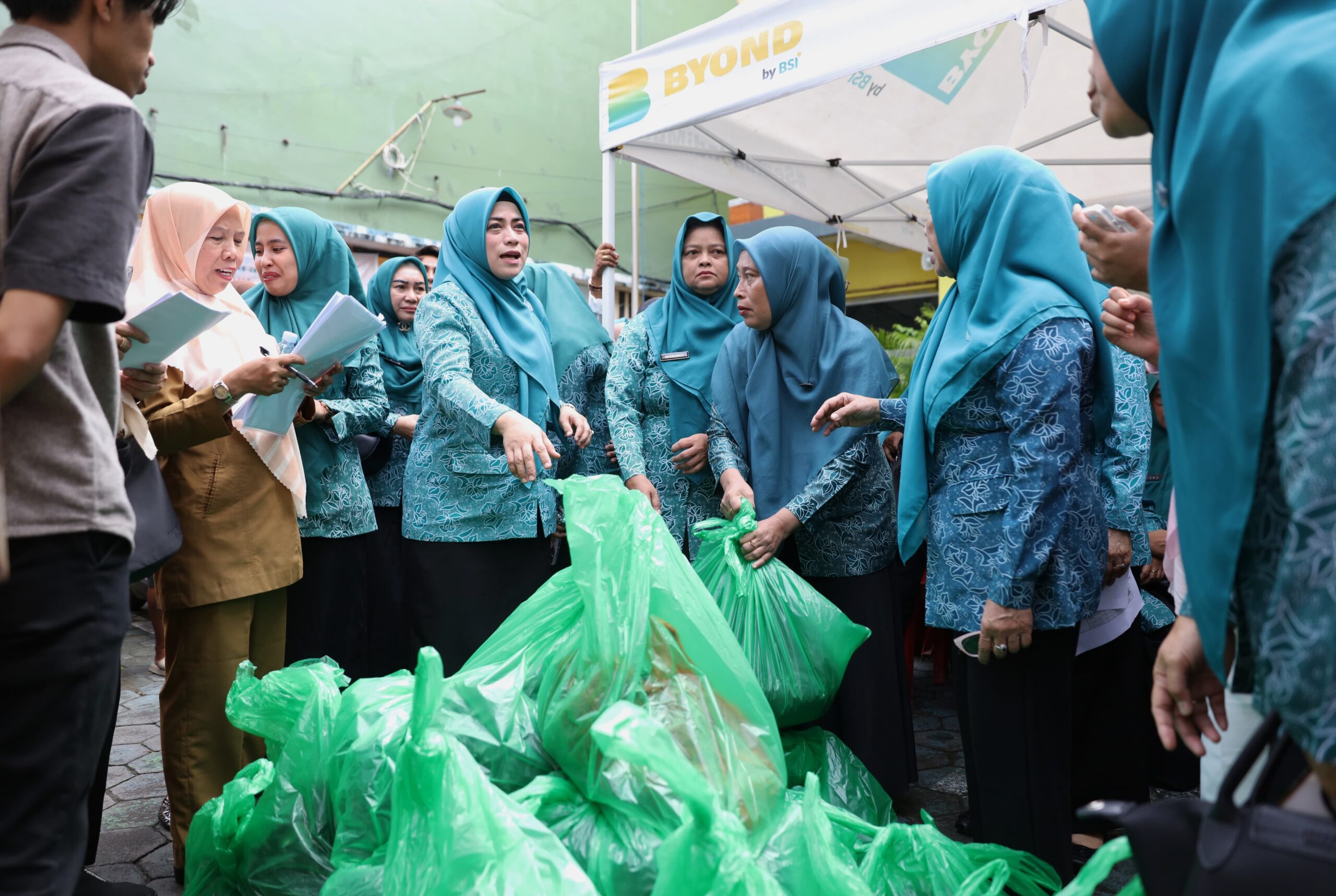 TP PKK dan Dekranasda Makassar Salurkan Bantuan Pangan kepada 830 Perempuan Pra Sejahtera di 15 Kecamatan