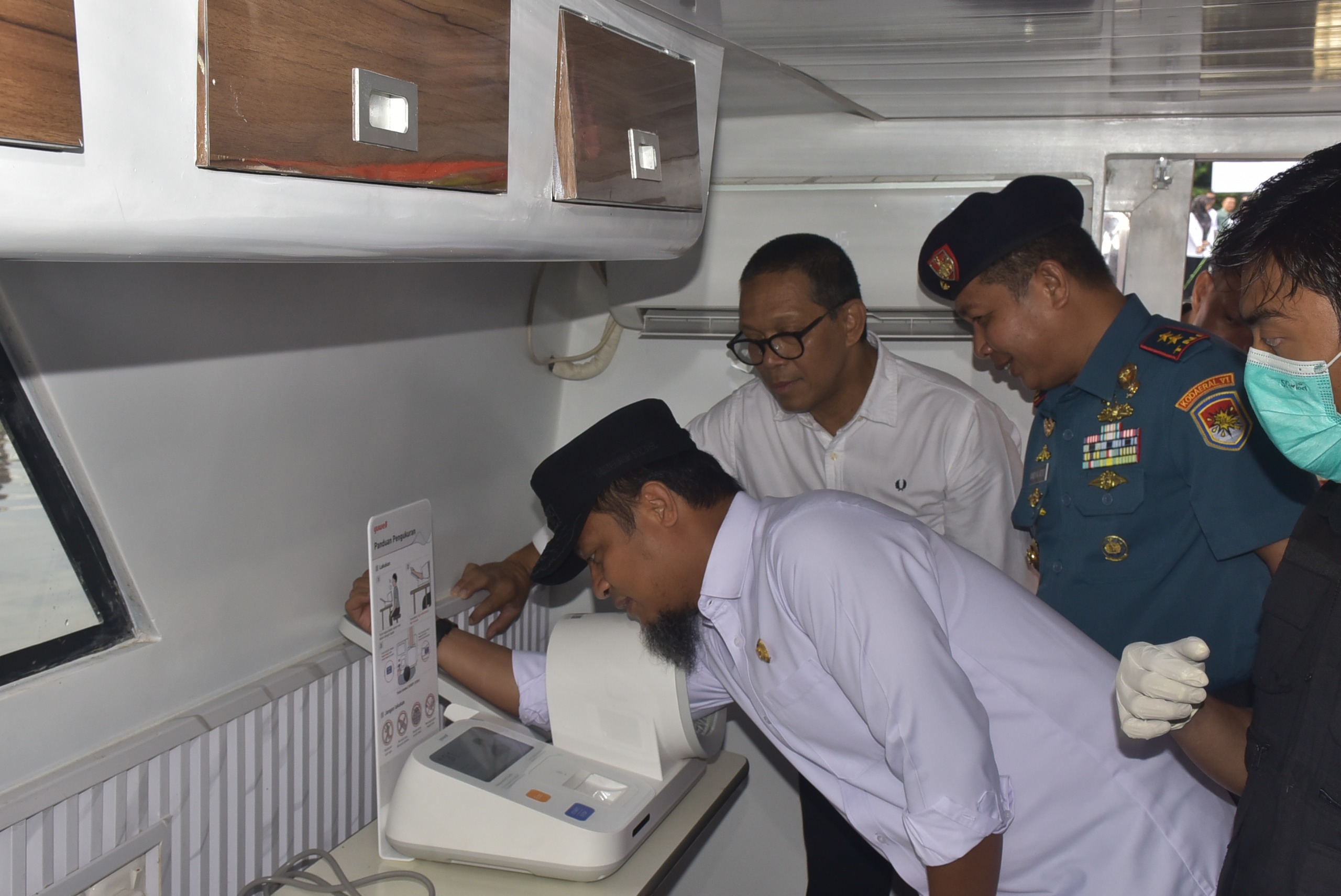 TNI AL Kodaeral VI dan Pemprov Sulsel Perkuat Sinergitas Layanan Kesehatan Maritim Lewat Klinik Terapung