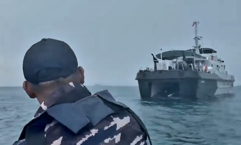 Kapal Jolloro Terbalik di Perairan Topabbiring, TNI AL Kodaeral VI Makassar Siagakan Unsur Laut