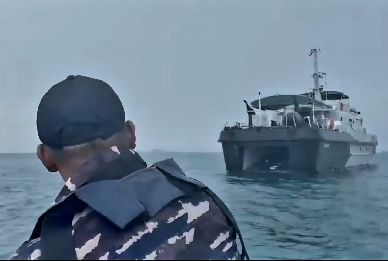 Kapal Jolloro Terbalik di Perairan Topabbiring, TNI AL Kodaeral VI Makassar Siagakan Unsur Laut