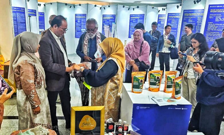 Menteri Pendidikan Tinggi Apresiasi Wastra Sulsel Ramah Lingkungan di Repertoar Saintek 2025