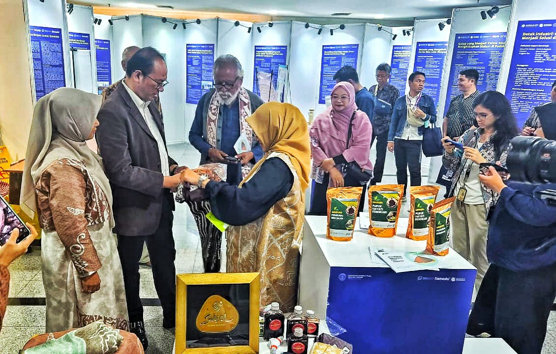 Menteri Pendidikan Tinggi Apresiasi Wastra Sulsel Ramah Lingkungan di Repertoar Saintek 2025
