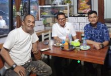 Silaturahmi Sambil Diskusi Santai, Kajati Sulsel Bersama Sejumlah Jaksa Ngopi Bareng di Kedai Tujuh Belas