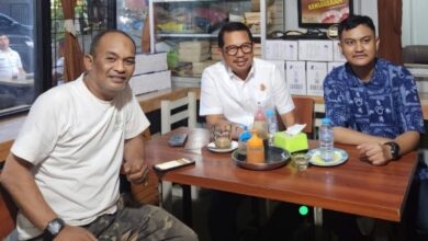 Silaturahmi Sambil Diskusi Santai, Kajati Sulsel Bersama Sejumlah Jaksa Ngopi Bareng di Kedai Tujuh Belas