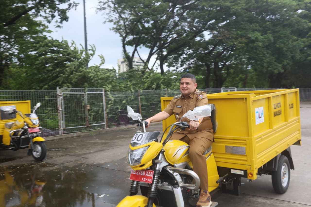 Tingkatkan Kebersihan, Wali Kota Munafri Tinjau 76 Armada Baru Pengangkut Sampah di Makassar