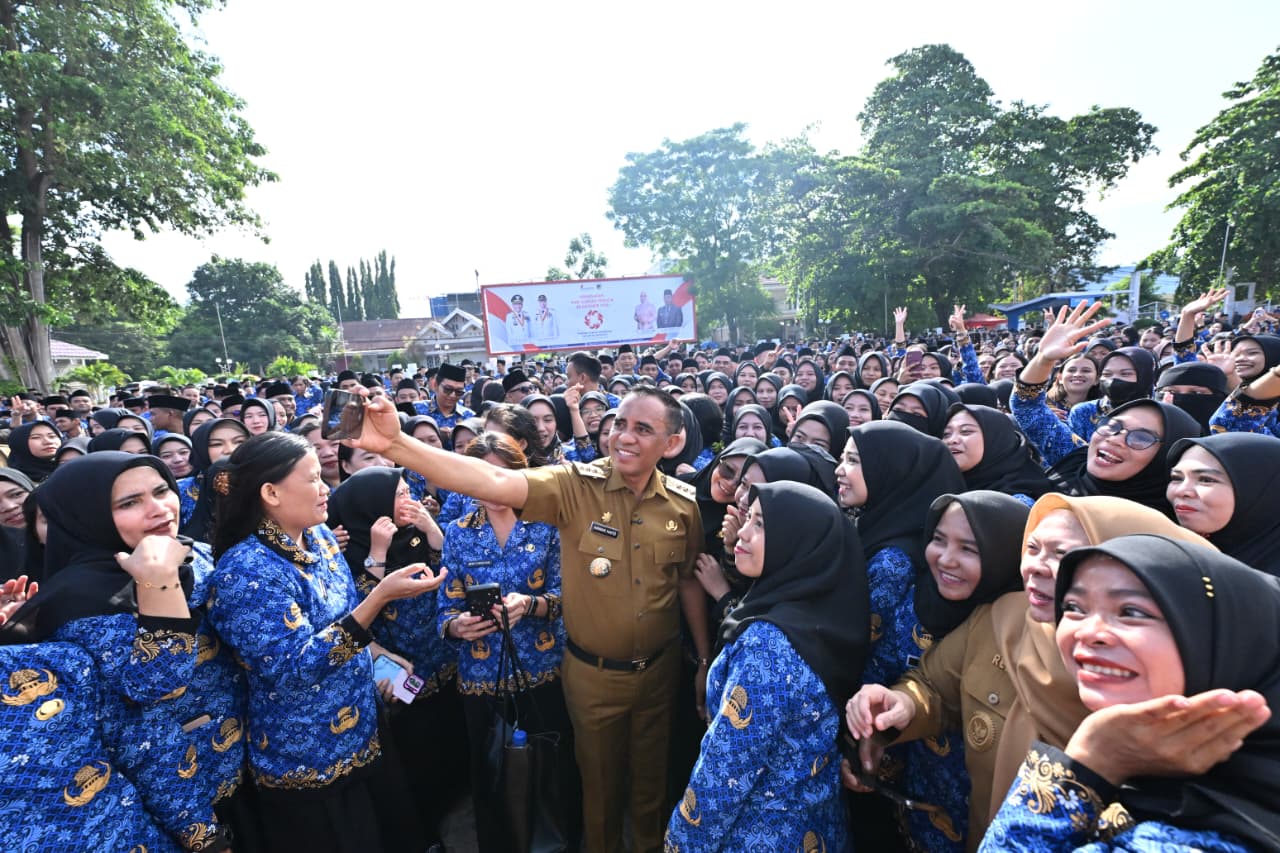Gubernur Anwar Hafid Serahkan 1.103 SK Pengangkatan PPPK Sulteng Tahap II