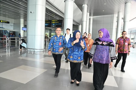 Wagub dr. Reny Sambut Kedatangan Gubernur Jawa Timur Khofifah Indar Parawansa di Palu