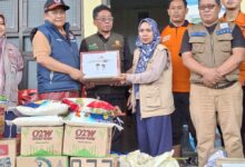BPBD Sulsel Serahkan Bantuan Logistik Ke Pengungsi Banjir Kelurahan Katimbang Makassar