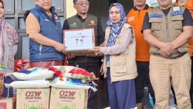 BPBD Sulsel Serahkan Bantuan Logistik Ke Pengungsi Banjir Kelurahan Katimbang Makassar