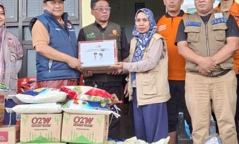 BPBD Sulsel Serahkan Bantuan Logistik Ke Pengungsi Banjir Kelurahan Katimbang Makassar